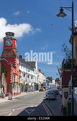 Strada principale con il Clock House in primo piano, Pembroke, Pembrokeshire Foto Stock