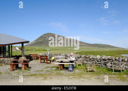 Il cliente seduto al di fuori del tempio cafe in Northton Isle of Harris Ebridi Esterne Western Isles della Scozia UK Gran Bretagna Foto Stock