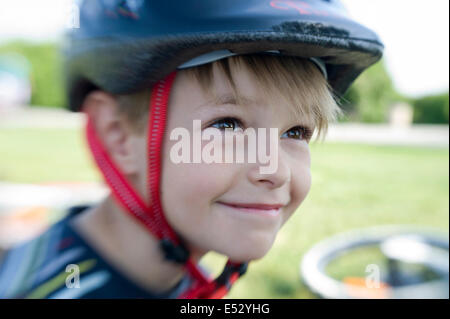 Motociclista di piccolo ragazzo Foto Stock