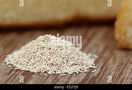 Il lievito con il pane su una superficie di legno Foto Stock