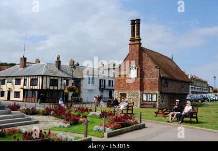 Viste intorno il Suffolk cittadina balneare di Aldeburgh Hall opinabile il memoriale di guerra e il modello in barca sul lago o stagno Foto Stock