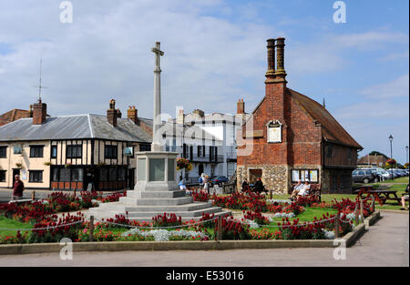 Viste intorno il Suffolk cittadina balneare di Aldeburgh Hall opinabile il memoriale di guerra e il modello in barca sul lago o stagno Foto Stock