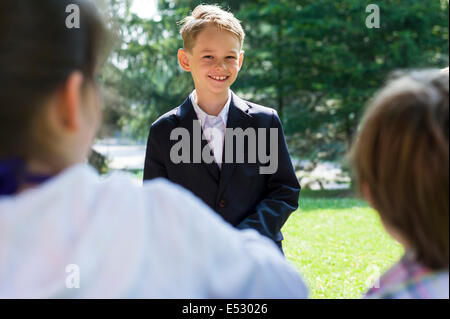 Tra compagni di scuola Foto Stock