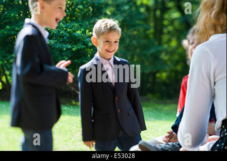 Tra compagni di scuola Foto Stock