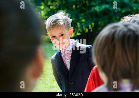 Tra compagni di scuola Foto Stock