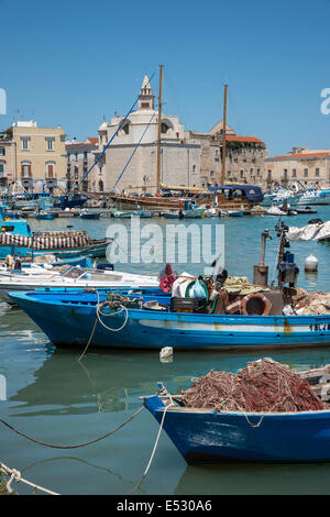 Barche da pesca in porto a Trani, Puglia, Italia meridionale. Foto Stock