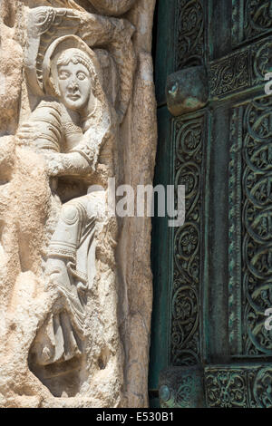 Dettagli sul romanico scolpito surround e porte di bronzo al XII secolo cattedrale romanica a Trani, Puglia, io meridionale Foto Stock