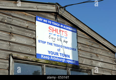 Vista intorno alla città di mare di Suffolk di Aldeburgh supermercato Anti Tesco cartello da presa sul Fishing Hut sulla spiaggia Foto Stock