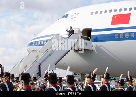 Buenos Aires, Argentina. 18 Luglio, 2014. Il presidente cinese Xi Jinping arriva a Buenos Aires, Argentina, luglio 18, 2014, per una visita di stato in Argentina. Credit: Lan Hongguang/Xinhua/Alamy Live News Foto Stock