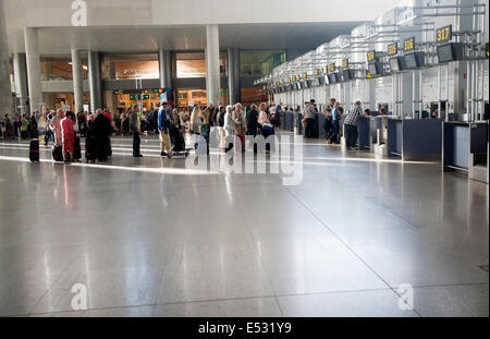 Le persone in attesa di effettuare il check-in all'interno dall'aeroporto di Malaga, Spagna Foto Stock