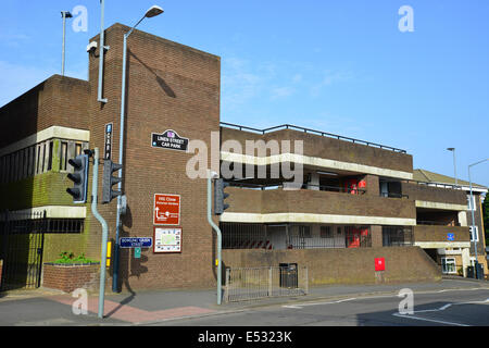 Biancheria Street multi-story car park, Bowling Green Street, Warwick, Warwickshire, Inghilterra, Regno Unito Foto Stock