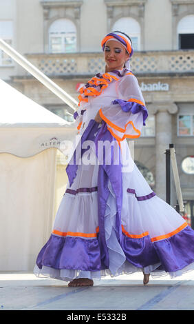 Gruppi Folk Colombia Folklore Foundation da Santiago de Cali, durante il 48mo Festival Internazionale del Folklore in Zagreb Foto Stock