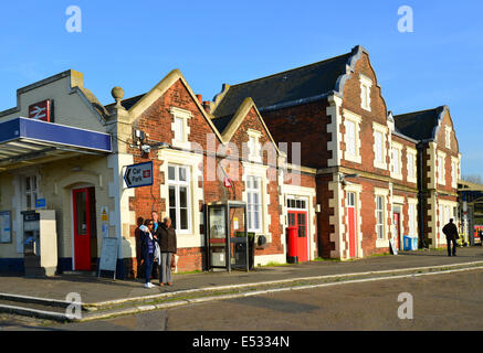 East Molesey stazione ferroviaria, East Molesey, Surrey, England, Regno Unito Foto Stock