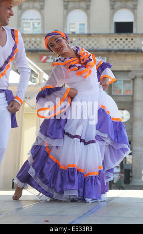 Gruppi Folk Colombia Folklore Foundation da Santiago de Cali, durante il 48mo Festival Internazionale del Folklore in Zagreb Foto Stock