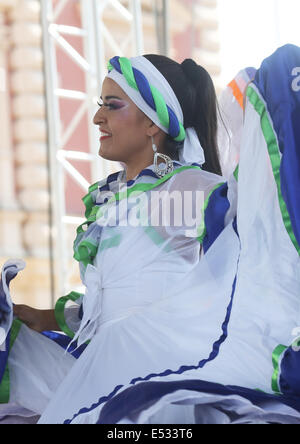 Gruppi Folk Colombia Folklore Foundation da Santiago de Cali, durante il 48mo Festival Internazionale del Folklore in Zagreb Foto Stock