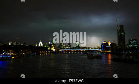 Londra, Regno Unito. 18 Luglio, 2014. Un fulmine su Londra, vista dal ponte di Waterloo verso Canary Wharf a 10pm. Maltempo è previsto per il resto del weekend. Credito: Julie Edwards/Alamy Live News Foto Stock