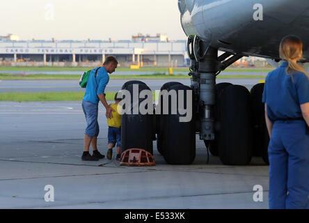 San Pietroburgo, Russia. 18 Luglio, 2014. Circa un centinaio di rifugiati ucraini arrivarono a San Pietroburgo, 19 luglio 2014. In Aeroporto Pulkovo, i residenti di Lugansk e Donetsk regioni volato Ministero delle situazioni di emergenza di Simferopol (Crimea). In Crimea i rifugiati ottenere sul proprio. Pietroburgo soccorritori organizzato il loro incontro e il collocamento in alloggi temporanei. Tra i rifugiati - cinque bambini di età inferiore a trentadue anni e bambini fino a quattordici anni e tutto il resto - la popolazione adulta. Credito: Andrey Pronin/ZUMA filo/Alamy Live News Foto Stock