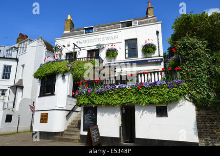 Il White Swan Pub, Riverside, Twickenham, London Borough of Richmond upon Thames, Greater London, England, Regno Unito Foto Stock