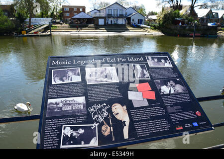 Leggende della musica di Anguilla isola torta avviso sul Tamigi riverbank, Twickenham, Greater London, England, Regno Unito Foto Stock