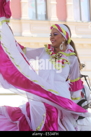 Gruppi Folk Colombia Folklore Foundation da Santiago de Cali, durante il 48mo Festival Internazionale del Folklore in Zagreb Foto Stock