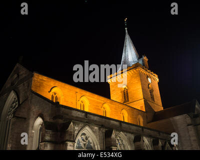 Vista notturna di Perth St John's Kirk Foto Stock