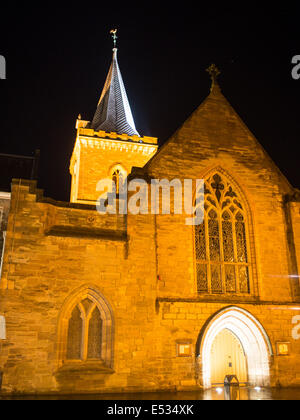 Vista notturna di Perth St John's Kirk Foto Stock