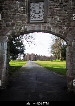 Scone Palace visto sotto un arco blasonato Foto Stock