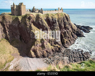 Castello di Dunnottar in cima alla scogliera Foto Stock