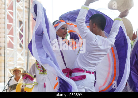 Gruppi Folk Colombia Folklore Foundation da Santiago de Cali, durante il 48mo Festival Internazionale del Folklore in Zagreb Foto Stock