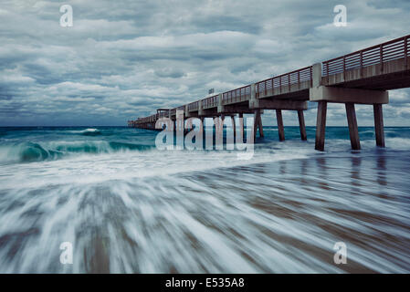 Juno beach twilight marea con cielo drammatico e acque blu di Jupiter, Florida, Stati Uniti Foto Stock