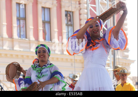 Gruppi Folk Colombia Folklore Foundation da Santiago de Cali, durante il 48mo Festival Internazionale del Folklore in Zagreb Foto Stock