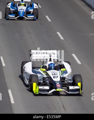 Toronto, Canada. 18 Luglio, 2014. Sarah Fisher Hartman Racing driver americano Josef Newgarden rigidi durante la sessione di pratica del 2014 Honda Indy Toronto di IndyCar Series gara di Toronto, Canada, 18 luglio 2014. Questa tre giorni annuale di IndyCar Series gara calci fuori qui il venerdì. Credito: Zou Zheng/Xinhua/Alamy Live News Foto Stock