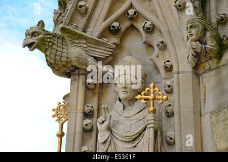 Gargoyle intagliare sulla guglia dell'università chiesa di Santa Maria Vergine, Oxford, Oxfordshire, England, Regno Unito Foto Stock