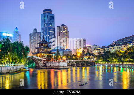 Guiyang, Cina skyline al Padiglione Jiaxiu sul Fiume Nanming. Foto Stock