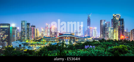 Shenzhen, Cina skyline della città al crepuscolo. Foto Stock