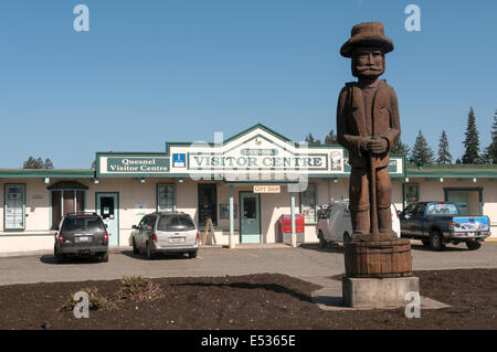 Elk203-3178 Canada, British Columbia, Quesnel, Centro Visitatori con prospector statua Foto Stock