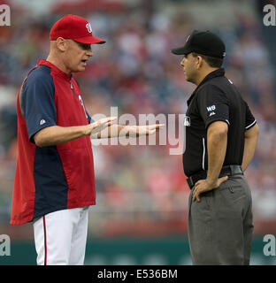 Washington, DC, Stati Uniti d'America. 18 Luglio, 2014. Washington cittadini gestore Matt Williams (9) parla di una chiamata con un capoarbitro Angelo Campos (84) dopo aver chiamato i cittadini di Washington center fielder Denard Span (2) fuori per interferire con il Milwaukee Brewers secondo baseman Gennet scooter (2) su un gioco in corrispondenza della seconda base durante il primo inning di gioco i loro cittadini a parcheggiare in Washington D.C, Venerdì 18 Luglio, 2014. Credito: Harry E. Walker/ZUMA filo/Alamy Live News Foto Stock