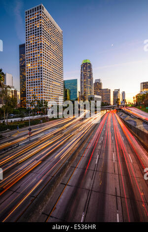 Los Angeles, California, Stati Uniti d'America skyline del centro al crepuscolo. Foto Stock