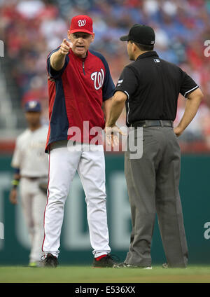 Washington, DC, Stati Uniti d'America. 18 Luglio, 2014. Washington cittadini gestore Matt Williams (9) parla di una chiamata con un capoarbitro Angelo Campos (84) dopo aver chiamato i cittadini di Washington center fielder Denard Span (2) fuori per interferire con il Milwaukee Brewers secondo baseman Gennet scooter (2) su un gioco in corrispondenza della seconda base durante il primo inning di gioco i loro cittadini a parcheggiare in Washington D.C, Venerdì 18 Luglio, 2014. Credito: Harry E. Walker/ZUMA filo/Alamy Live News Foto Stock