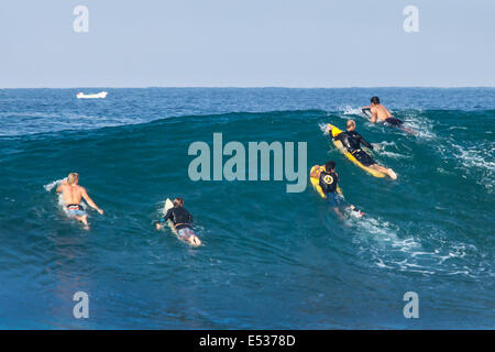 Surfers attendere per l'onda perfetta a Zicatela Spiaggia di Puerto Escondido, Oaxaca, Messico. Foto Stock