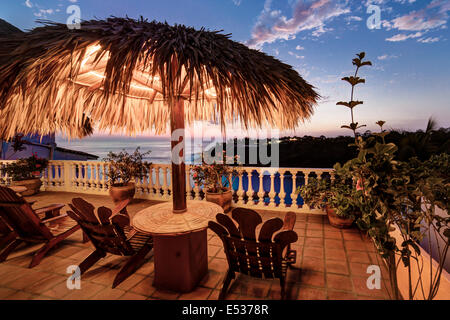 Vista da un patio dell'hotel Villas Carrizalillo al crepuscolo in Puerto Escondido, Oaxaca, Messico. Foto Stock