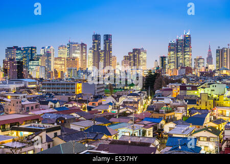 Tokyo, Giappone edifici per uffici a Shinjuku. Foto Stock