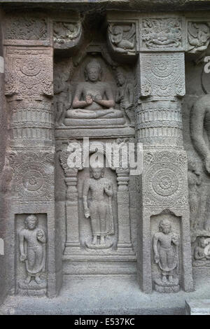 Grotta 19 : facciata in basso a sinistra mostra il Buddha e pochi invadente figure . Grotte di Ajanta, Aurangabad, Maharashtra, India Foto Stock