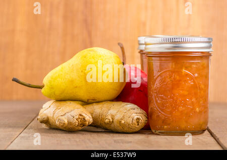 Pera marmellata di zenzero in vasetti di vetro con il rosso e il giallo di pere Foto Stock