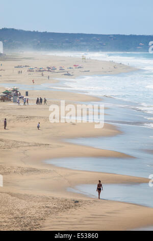 Guardando verso sud su wide Zicatela Spiaggia di Puerto Escondido, Oaxaca, Messico. Foto Stock