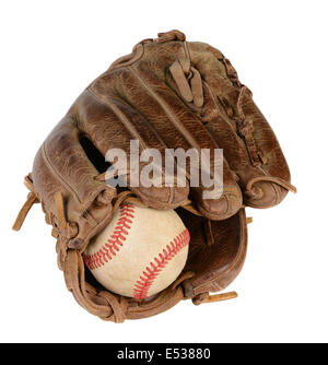 Primo piano di un guanto da baseball e la sfera isolata su bianco. Foto Stock