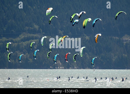 Squamish, Canada. 18 Luglio, 2014. Atleti Race durante il giorno di apertura del 2014 West Coast Open Internazionale di kiteboarding campionato Squamish, Canada, 18 luglio 2014. Credito: Sergei Bachlakov/Xinhua/Alamy Live News Foto Stock