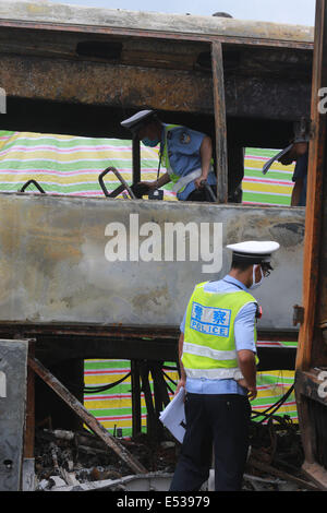 Shaoyang. 19 Luglio, 2014. Gli ufficiali di polizia lavorano presso il sito di un incidente di traffico su una sezione del Hukun (Shanghai a Kunming) Expressway nel centro di provincia cinese di Hunan, luglio 19, 2014. Almeno 38 persone sono morti accertati e un altro cinque feriti dopo uno scontro del veicolo attivato di incendio e di esplosione sull'autostrada Inizio del sabato mattina, la polizia ha detto. Credito: Xinhua/Alamy Live News Foto Stock