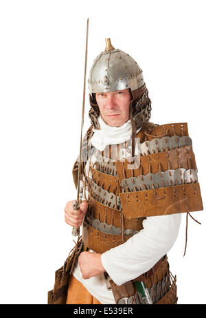 Il guerriero medievale uomo che indossa in antiche armor con la spada Foto Stock