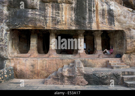 Grotta 4 : facciata. Le grotte di Badami, Bijapur district, Karnataka, India Foto Stock